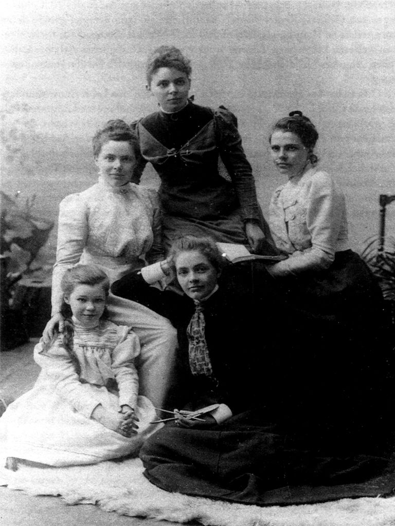 Helene Stöcker mit Schwestern