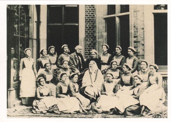 Florence Nightingale in einer Gruppe von Krankenschwestern