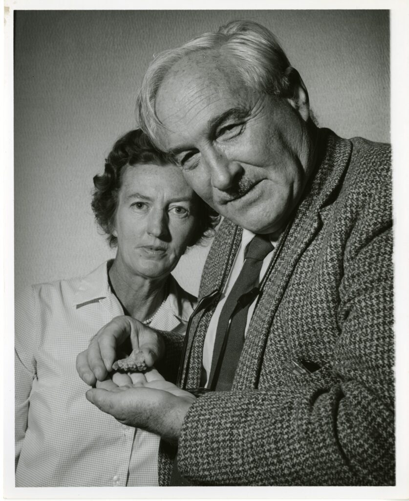 Porträtfoto von Mary und Louis Leakey. Louis hält ein Fossil in den Händen.