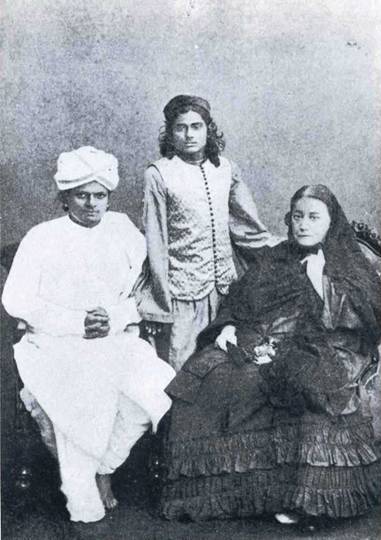 Blavatsky and Hindu Theosophists in India, circa 1884 (Quelle: Wikipedia)